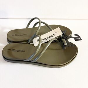 No Boundaries Womens Strappy Toe Loop Sandals Gray Slip-On Size 8